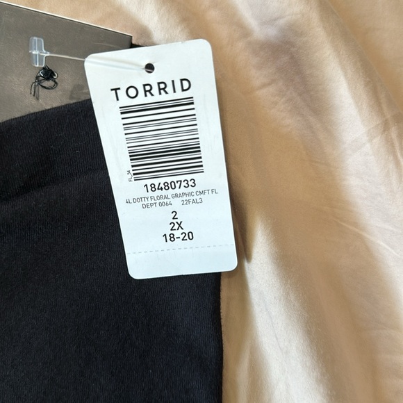 Torrid Floral Graphic Cropped Leggings - Picture 4 of 9